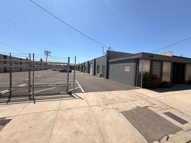 15208-15210 Stagg St, Van Nuys, CA for lease - Building Photo - Image 2 of 4