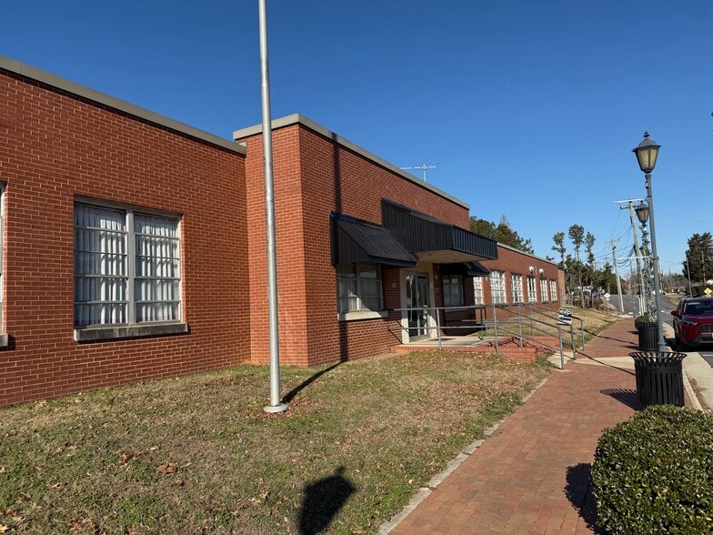 100 S Main St, La Crosse, VA for lease - Building Photo - Image 2 of 17