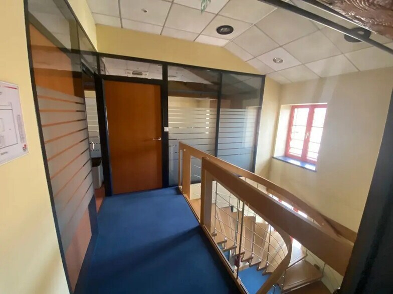Office in Charnay-lès-Mâcon for lease - Interior Photo - Image 3 of 13