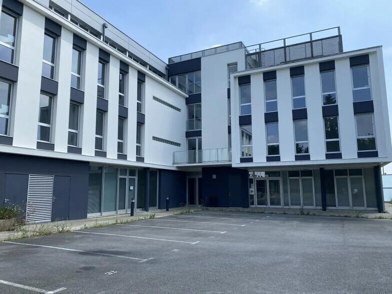 Office in Rennes for lease - Building Photo - Image 3 of 22