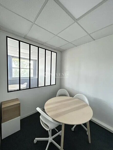 Office in  for lease - Interior Photo - Image 3 of 8