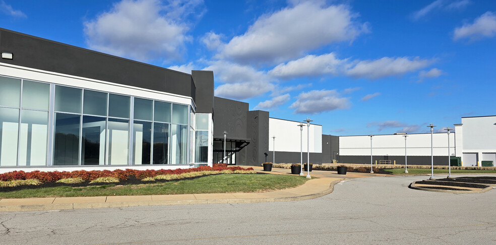 5555 Saint Louis Mills Blvd, Hazelwood, MO for lease - Building Photo - Image 2 of 11