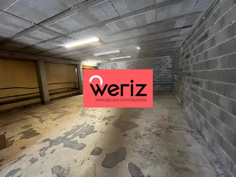 Flex in Venelles for lease - Interior Photo - Image 3 of 3