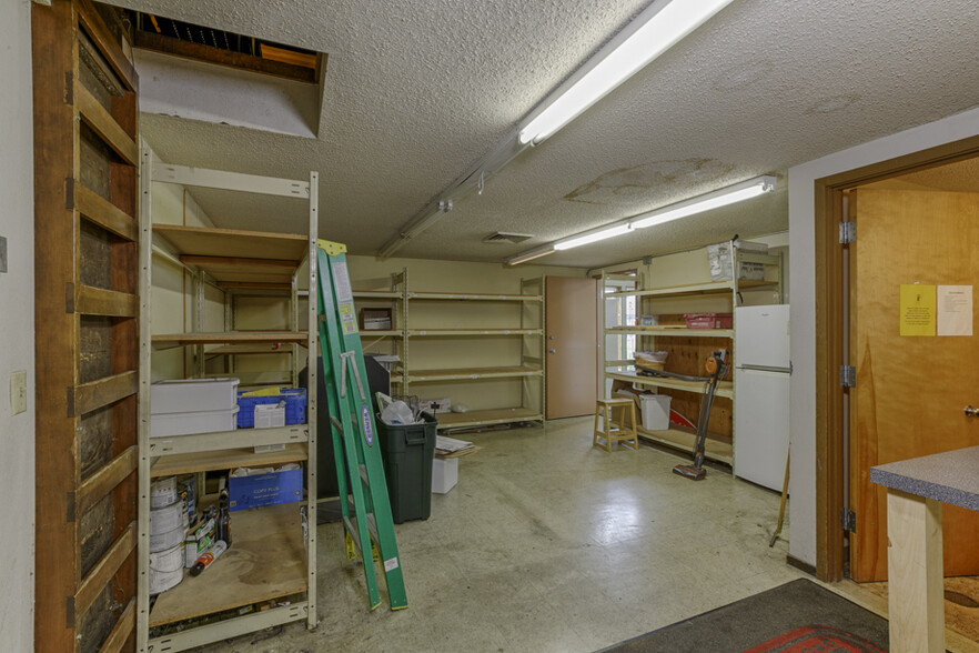 915 Main Ave, Tillamook, OR for lease - Interior Photo - Image 2 of 34