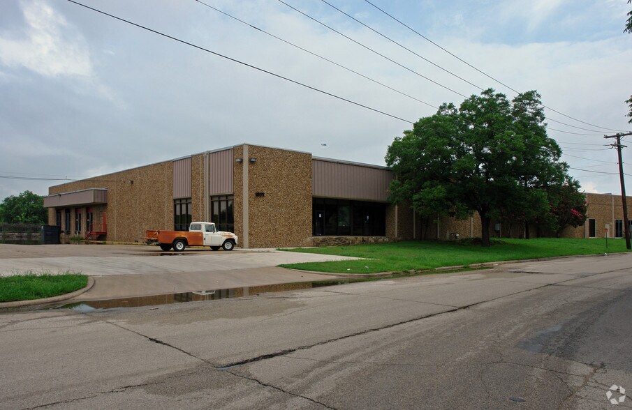 1371-1373 Round Table Dr, Dallas, TX for sale - Primary Photo - Image 1 of 1