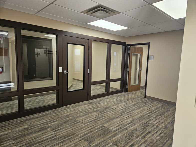 5444 State St, Saginaw, MI for lease - Lobby - Image 3 of 15
