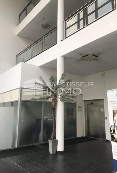 Office in Chelles for lease - Interior Photo - Image 2 of 4