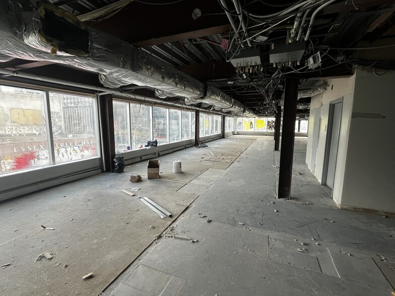 110-114 Delancey St, New York, NY for lease - Building Photo - Image 2 of 8