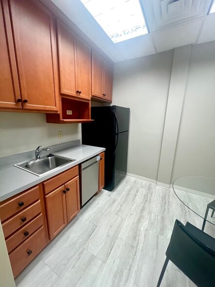 213 Overlook Cir, Brentwood, TN for lease - Interior Photo - Image 3 of 6