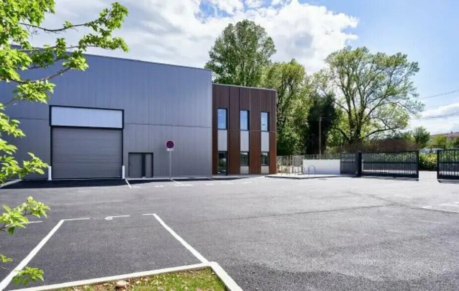 Flex in Saint-Genis-Laval for sale - Building Photo - Image 2 of 15