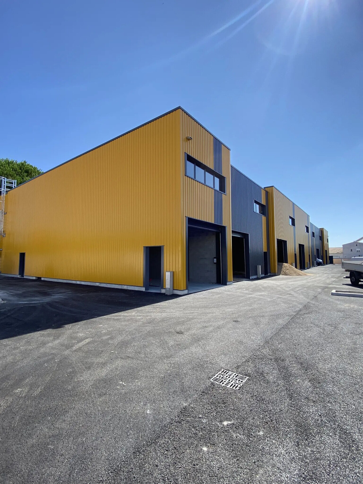 Flex in Lunel for lease Building Photo- Image 1 of 6