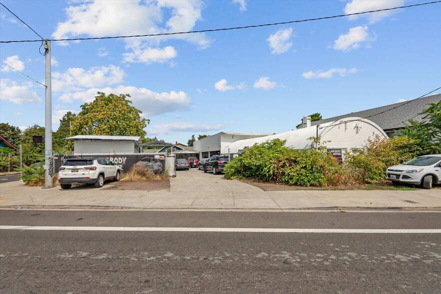 8705 SE Foster Rd, Portland, OR for sale - Building Photo - Image 1 of 30