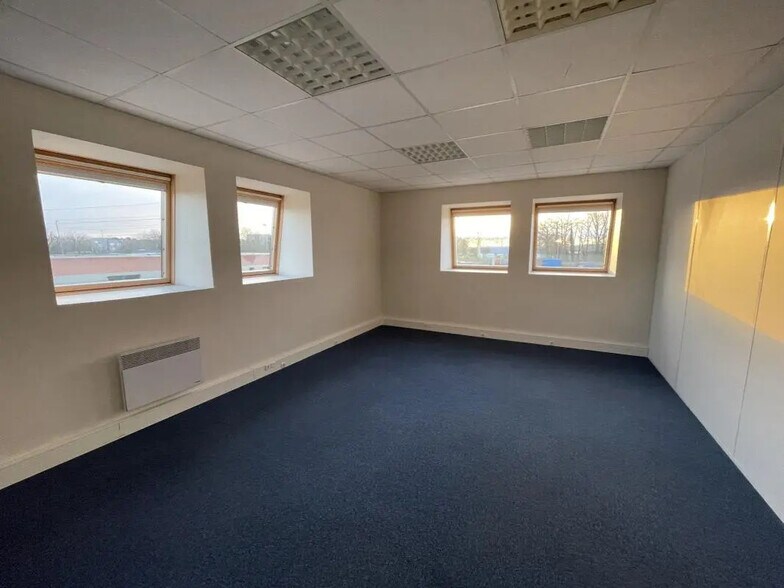 Office in Évreux for lease - Interior Photo - Image 1 of 7