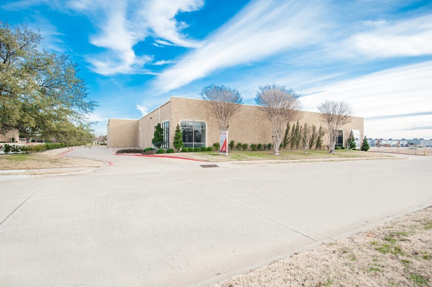 1900 Jay Ell Dr, Richardson, TX for lease - Building Photo - Image 3 of 28