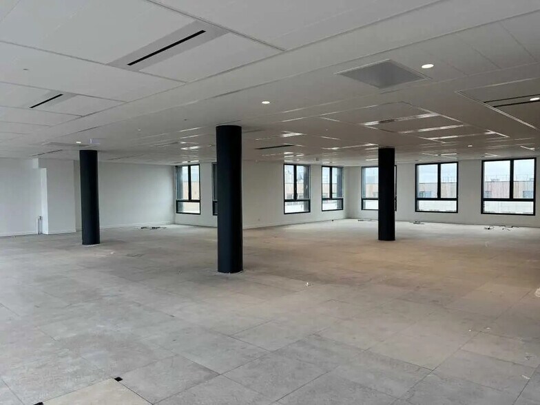 7 Rue Georges Stephenson, Montigny-le-Bretonneux for lease - Building Photo - Image 2 of 14