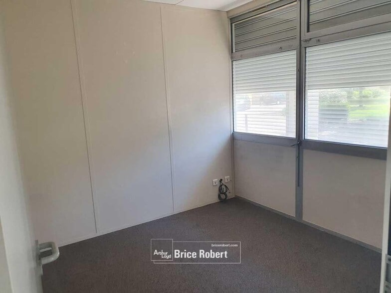 Office in Bron for sale - Interior Photo - Image 2 of 6