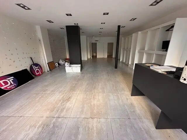 Retail in Paris for lease - Building Photo - Image 1 of 6