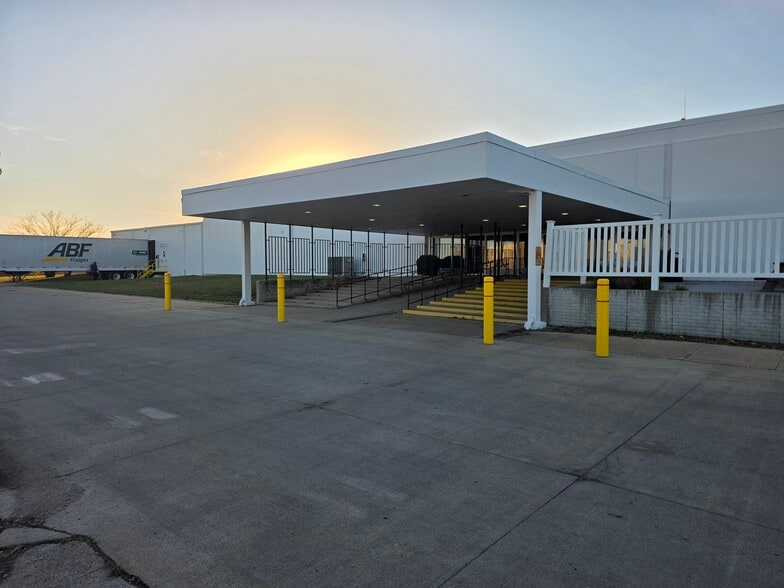 300 Airport Rd, Ames, IA for lease - Building Photo - Image 2 of 51