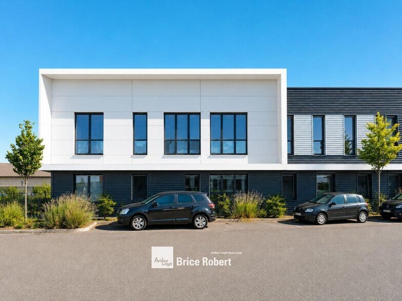61 Rue Mathieu Dussurgey, Saint-Fons for lease - Building Photo - Image 1 of 7