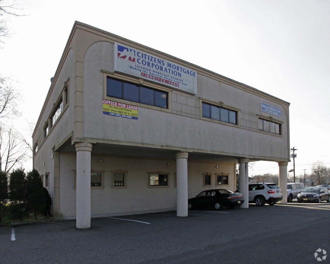 2601 Pellack Dr, Fair Lawn, NJ 07410