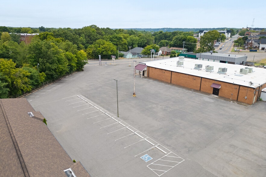 739 Madison St, Clarksville, TN for lease - Building Photo - Image 2 of 5