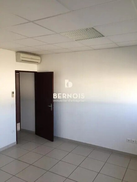 Office in Six-Fours-les-Plages for lease - Interior Photo - Image 1 of 4