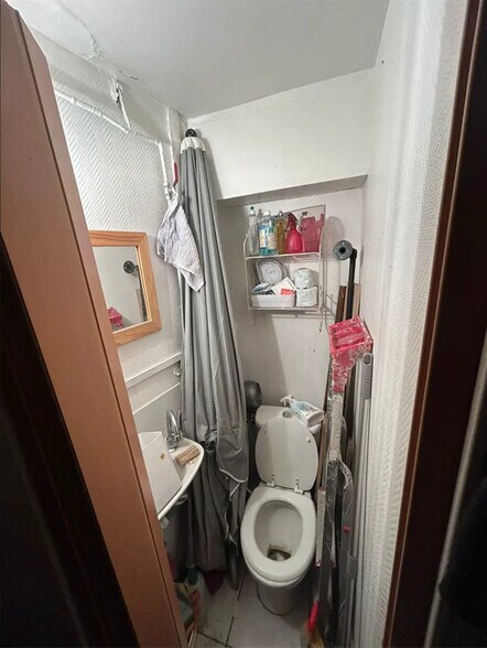 Retail in Paris for lease - Interior Photo - Image 3 of 3