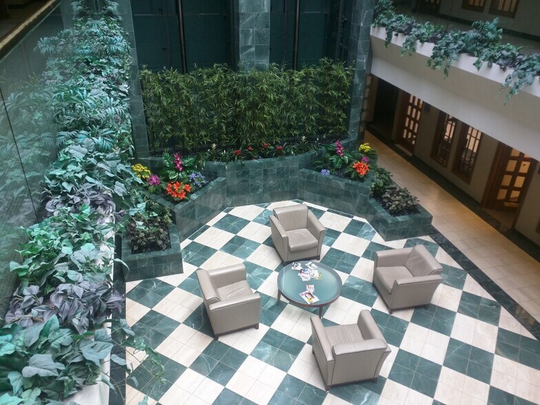 360 W Butterfield Rd, Elmhurst, IL for lease - Building Photo - Image 3 of 12