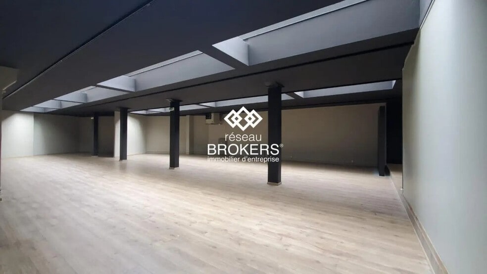 Retail in Annecy for lease - Interior Photo - Image 3 of 8