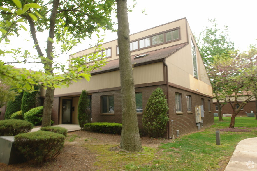 15 Brunswick Woods Dr, East Brunswick, NJ for sale - Primary Photo - Image 1 of 1