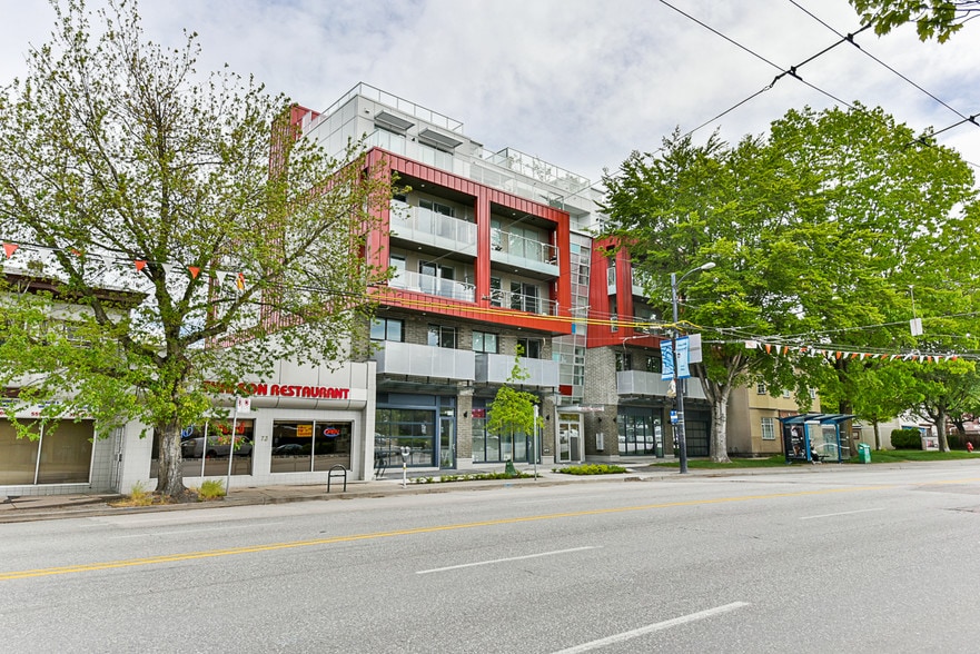 375-383 East Broadway St, Vancouver, BC for sale - Primary Photo - Image 1 of 12