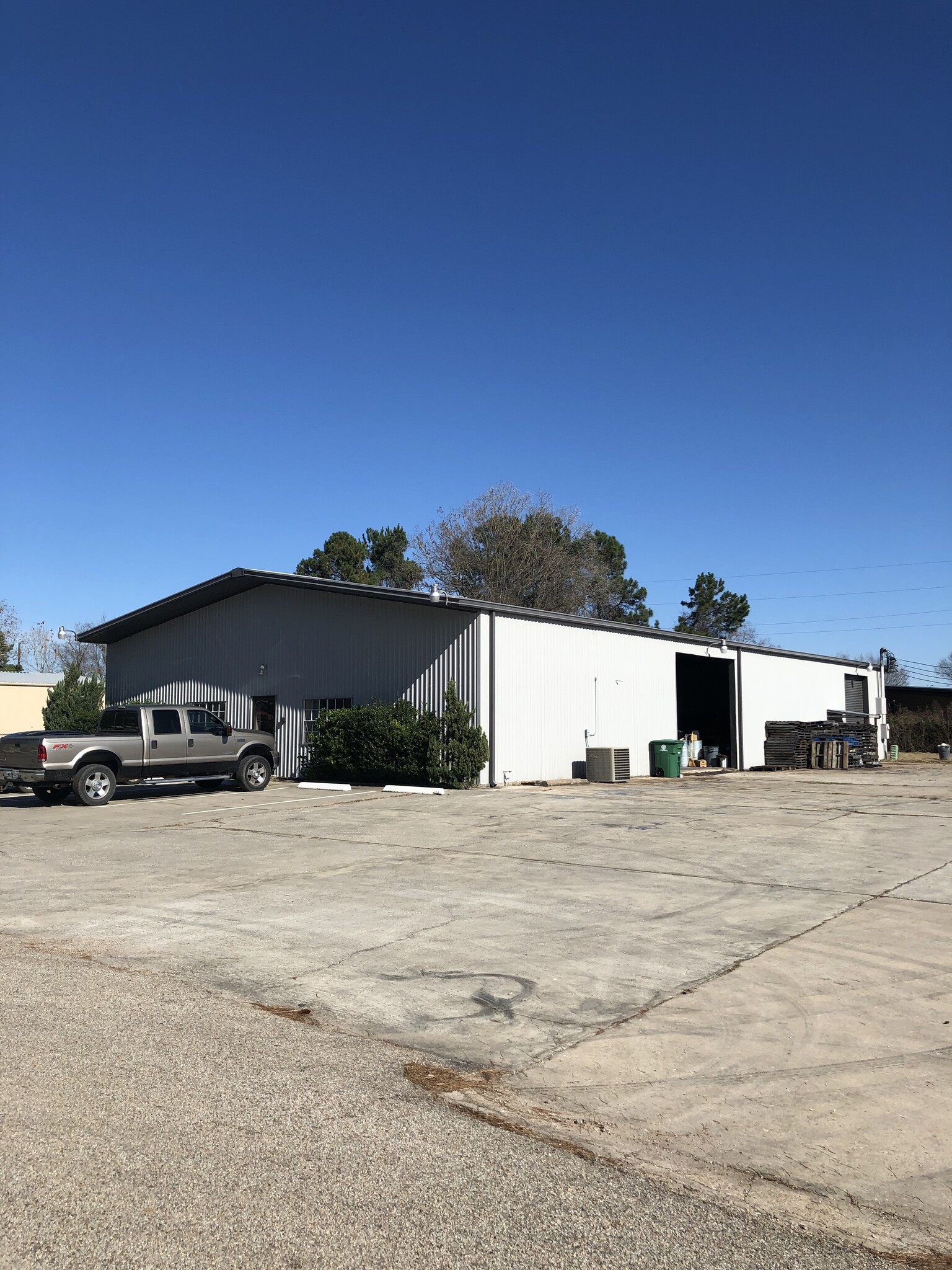 31902 Industrial Park Dr, Pinehurst, TX for lease Building Photo- Image 1 of 2