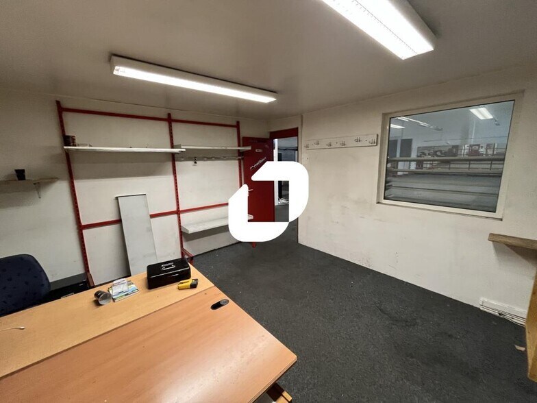 Flex in Lens for lease - Interior Photo - Image 3 of 14