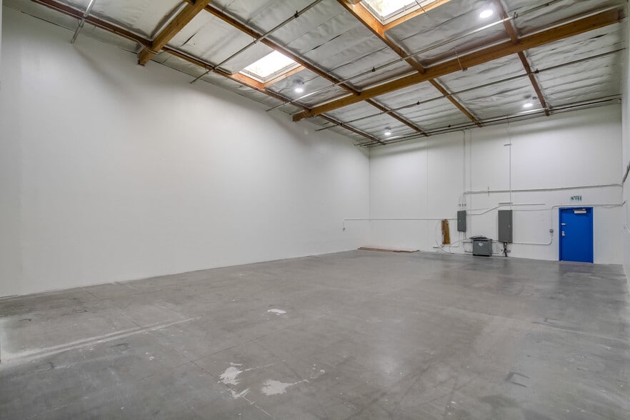 511-571 5th St, San Fernando, CA for lease - Interior Photo - Image 1 of 9