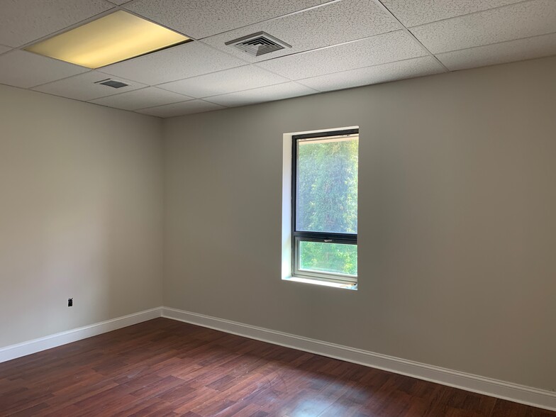 35 Kings Hwy E, Fairfield, CT for lease - Interior Photo - Image 2 of 5