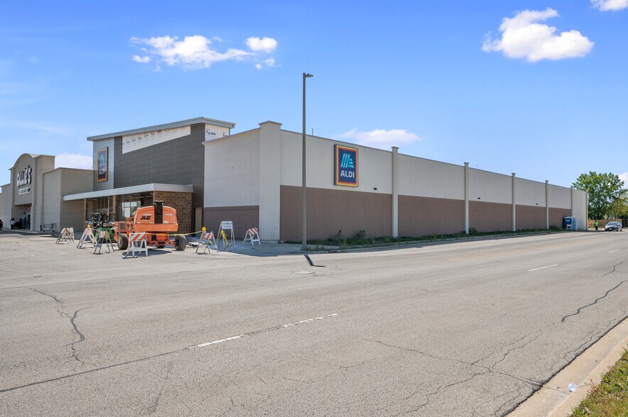 960 S Barrington Rd, Streamwood, IL 60107 Streamwood Shopping Center