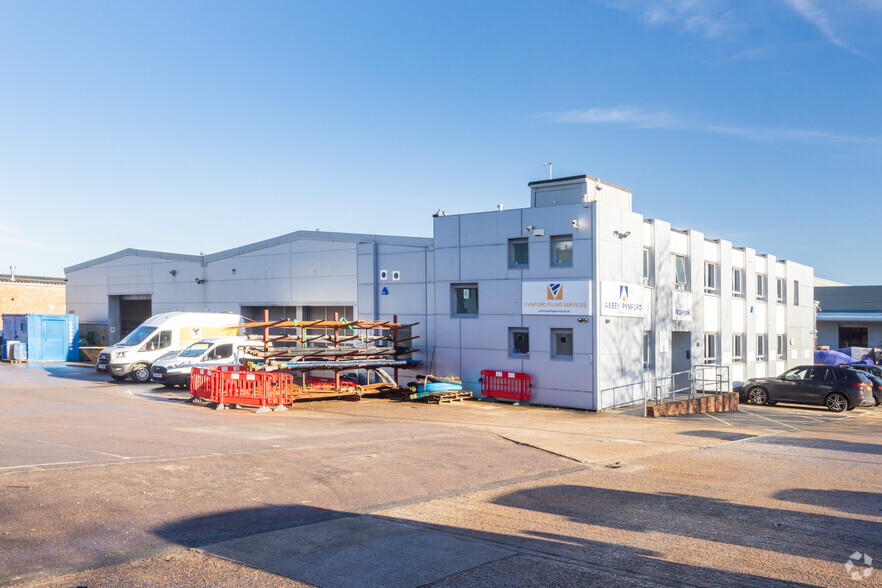 2-6 Bilton Way, Luton for lease - Primary Photo - Image 1 of 4