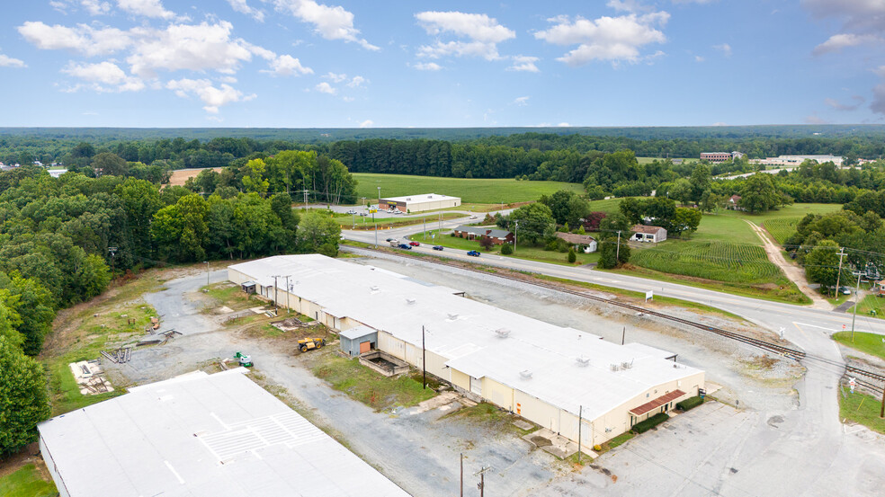 5275 Glenola Industrial Dr, High Point, NC for lease - Building Photo - Image 2 of 9