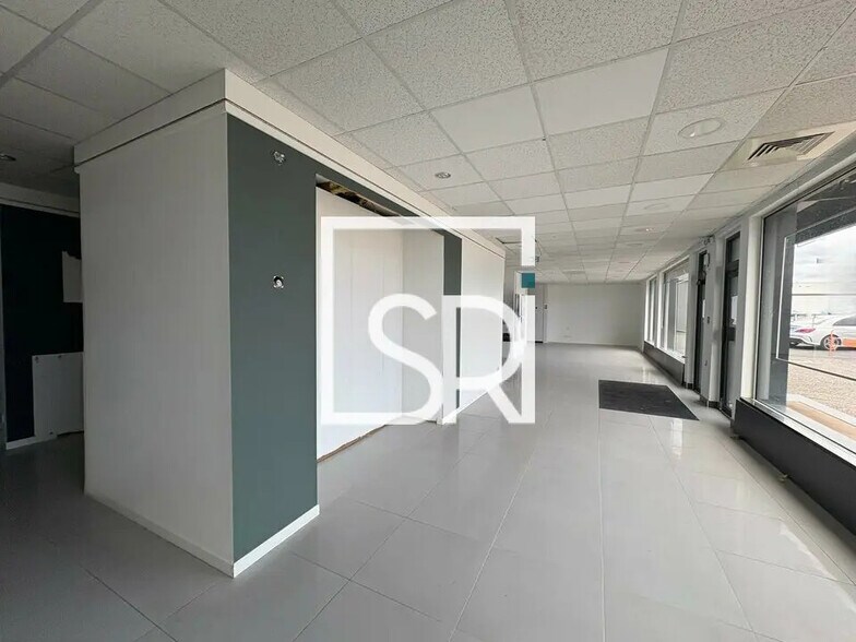 Retail in Cournon-d'Auvergne for lease - Interior Photo - Image 3 of 11