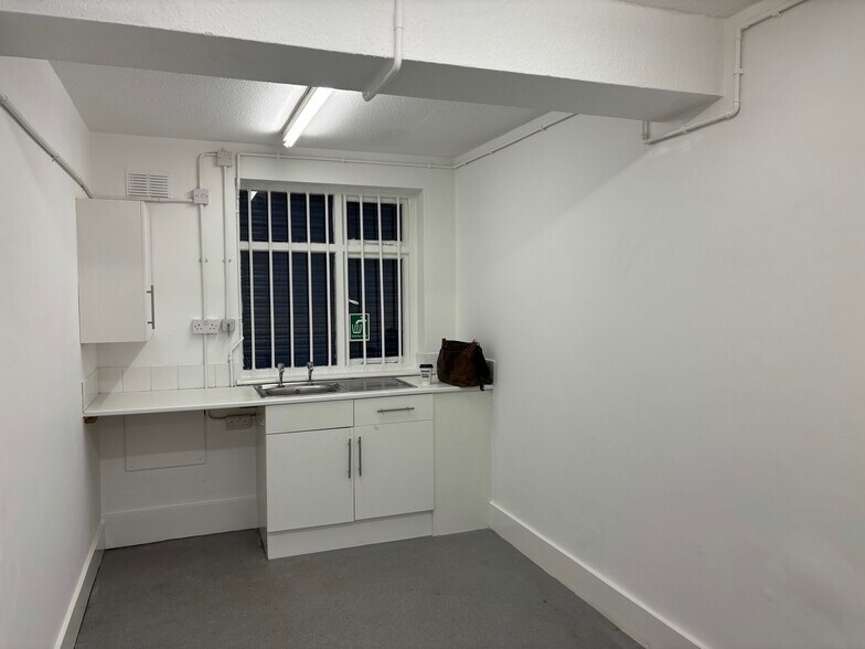 81 Nottingham Rd, Eastwood for sale - Interior Photo - Image 3 of 6