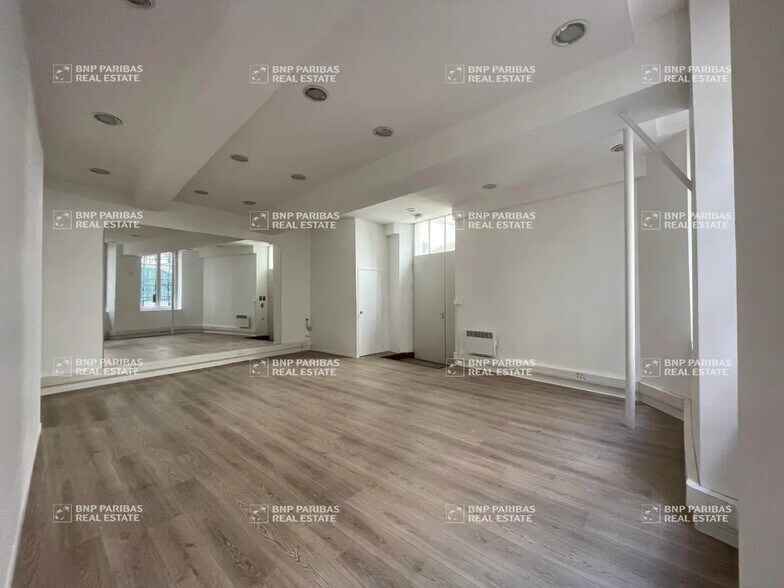 Office in Lyon for lease - Building Photo - Image 3 of 11