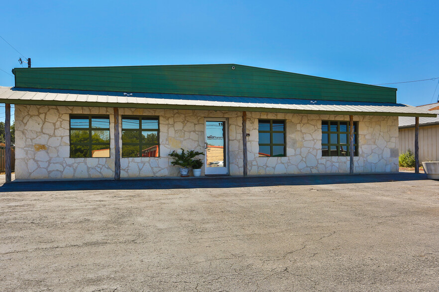 110 Industrial Dr, Boerne, TX for lease - Building Photo - Image 1 of 35