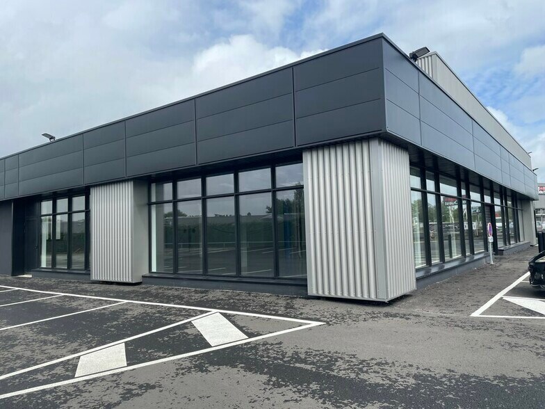 Retail in Angers for lease - Building Photo - Image 2 of 10