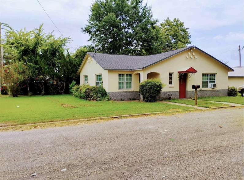 302 E 11th St, Mount Pleasant, TX for sale - Building Photo - Image 2 of 5