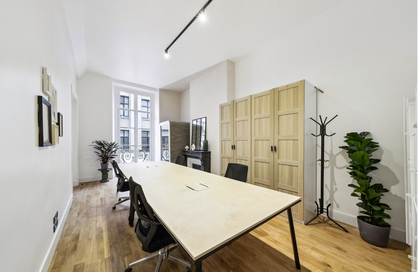 Office in Paris for lease Interior Photo- Image 1 of 4