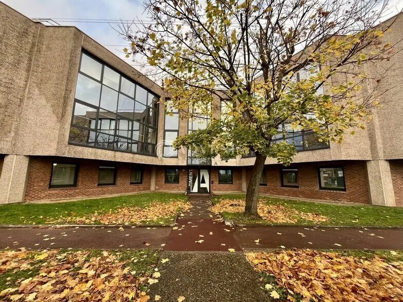 Office in Nanterre for sale - Building Photo - Image 2 of 12