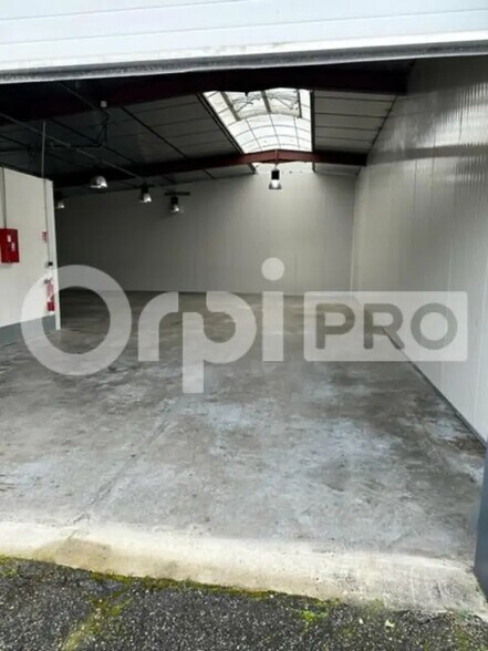 Office in Montauban for lease - Interior Photo - Image 2 of 5