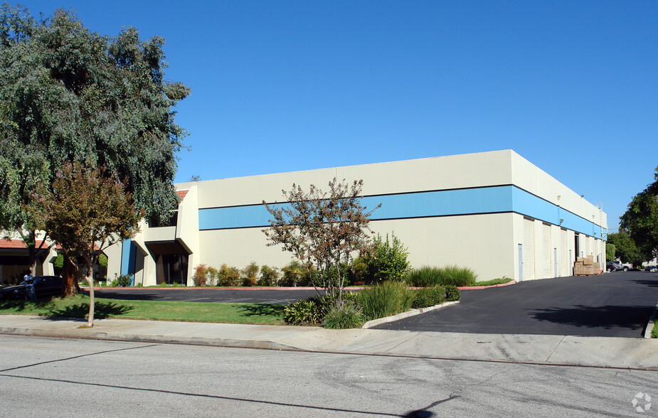 9230-9242 Deering Ave, Chatsworth, CA for lease - Building Photo - Image 2 of 3