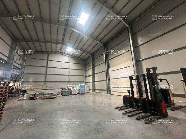 Flex in Sorigny for lease - Interior Photo - Image 2 of 3