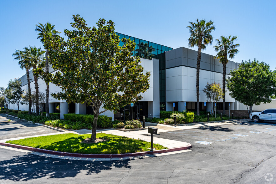 3950 Airport Dr, Ontario, CA for lease - Building Photo - Image 1 of 7